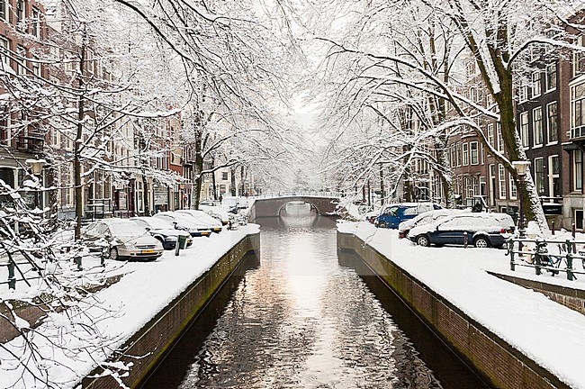 Stadsbeeld van een besneeuwd Amsterdam; Cityscape of snow-covered Amsterdam stock-image by Agami/Marc Guyt,