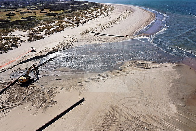 Om bestaande stranden te behouden wordt er langs de Nederlandse kust periodiek zandsuppletie toegepast To maintain the beaches along the Dutch coast, every 5 years there is dynamic coastal management carried out. stock-image by Agami/Jacques van der Neut,