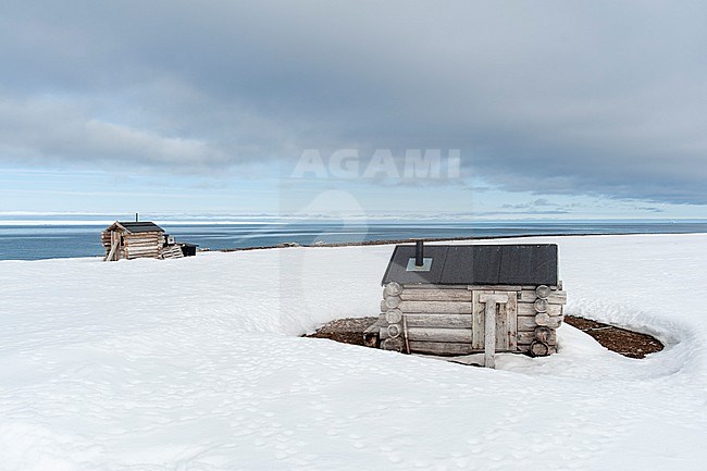 Fox hunting log cabins on the snow covered beach at Mushamna. Mushamna, Spitsbergen Island, Svalbard, Norway. stock-image by Agami/Sergio Pitamitz,