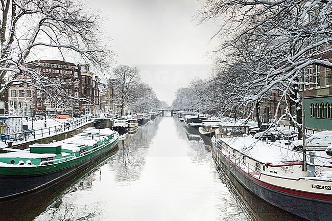 Stadsbeeld van een besneeuwd Amsterdam; Cityscape of snow-covered Amsterdam stock-image by Agami/Marc Guyt,