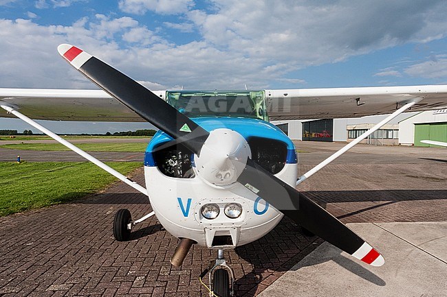 Propellervliegtuig op vliegveld; Propellor airplane at airport stock-image by Agami/Marc Guyt,
