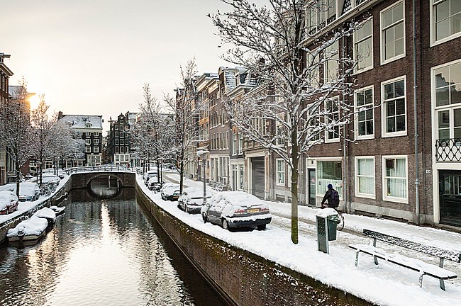 Stadsbeeld van een besneeuwd Amsterdam; Cityscape of snow-covered Amsterdam stock-image by Agami/Marc Guyt,