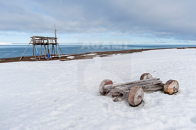 A hunting stand and wood wheeled cart on a snowy beach at Mushamna. Spitsbergen Island, Svalbard, Norway. stock-image by Agami/Sergio Pitamitz,