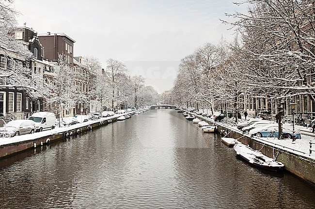 Stadsbeeld van een besneeuwd Amsterdam; Cityscape of snow-covered Amsterdam stock-image by Agami/Marc Guyt,