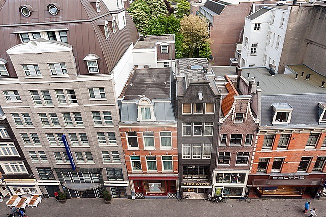 Hotel en winkels van bovenaf; High angle view of hotel and shops stock-image by Agami/Marc Guyt,